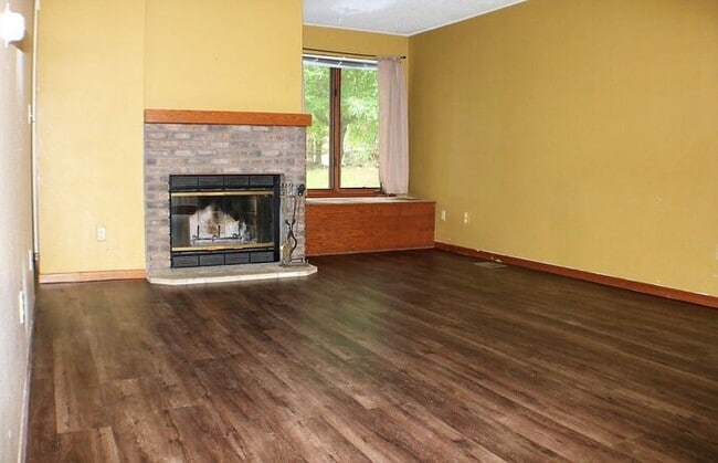 Building Photo - $1,450 | 2 Bedroom, 1 Bathroom Condo | Pet Friendly* | Available for an August 1, 2026 Move In