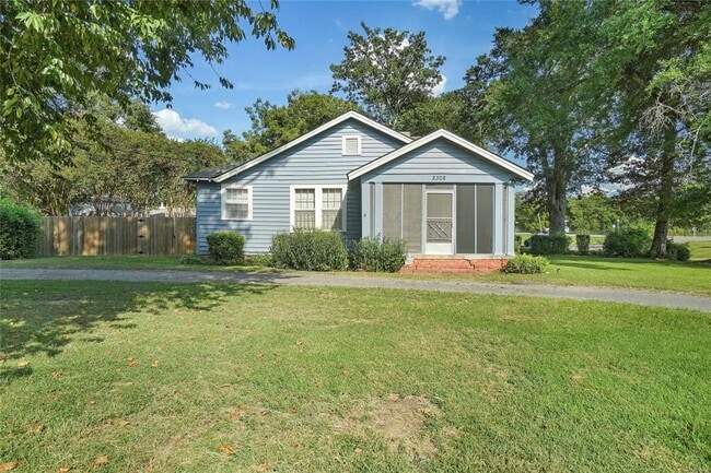 Building Photo - 2308 Cherokee Dr