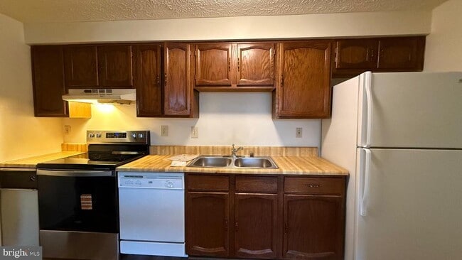 Building Photo - 997 Heather Ridge Dr