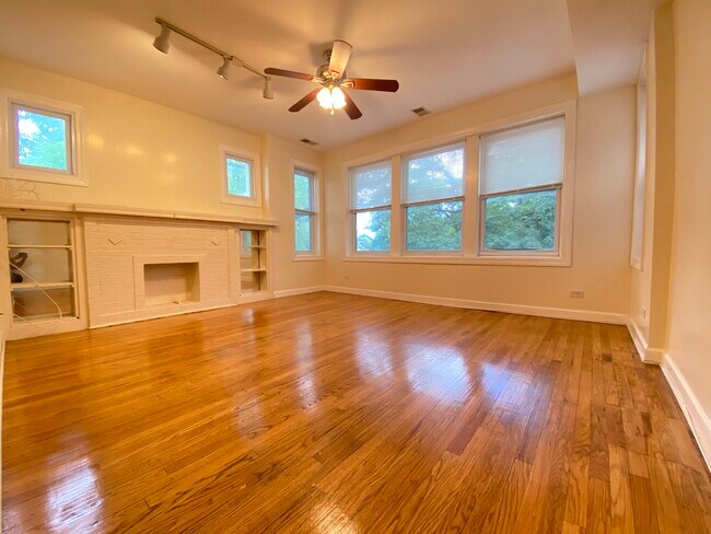 Living Room - 4656 N Avers Ave