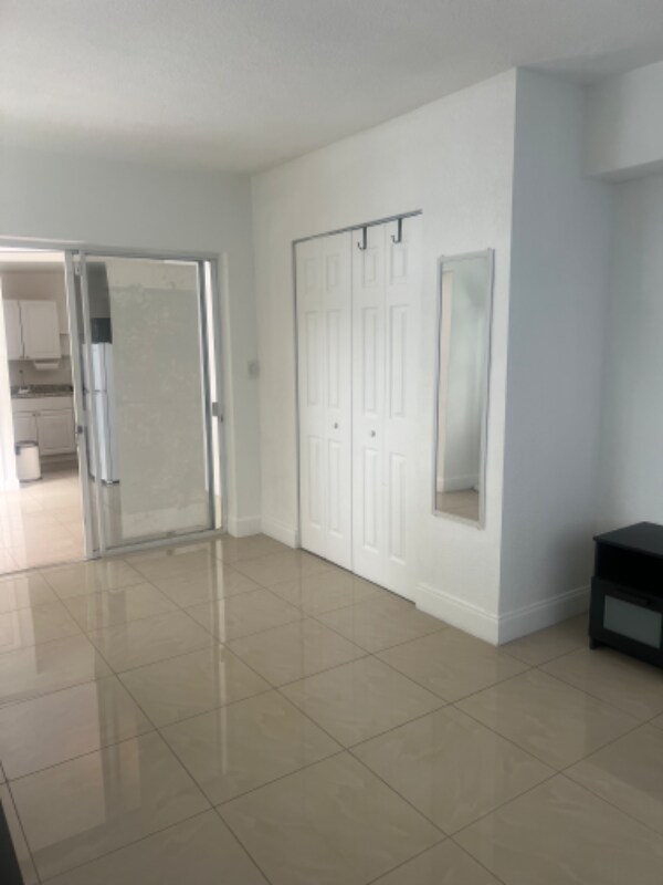 Foto del edificio - 641 NE 163rd St