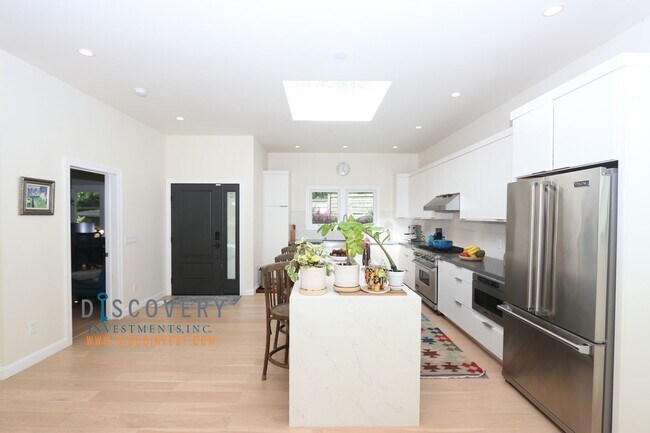 Building Photo - Modern Berkeley Hills Home