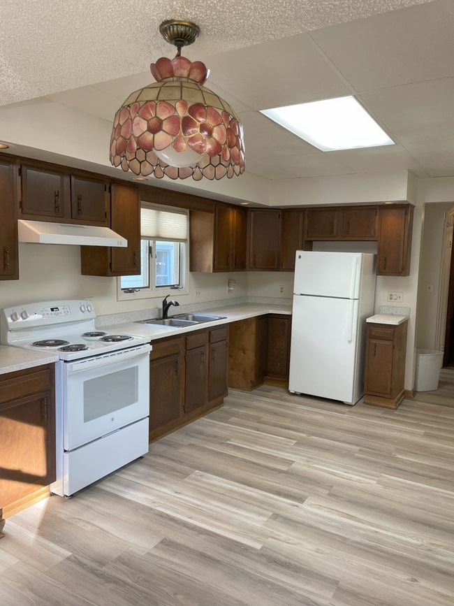 Building Photo - 21 Lakeview Ter