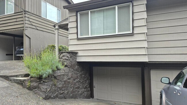 Foto del edificio - Amazing 2 Bedroom 1 Bath with View in NW P...