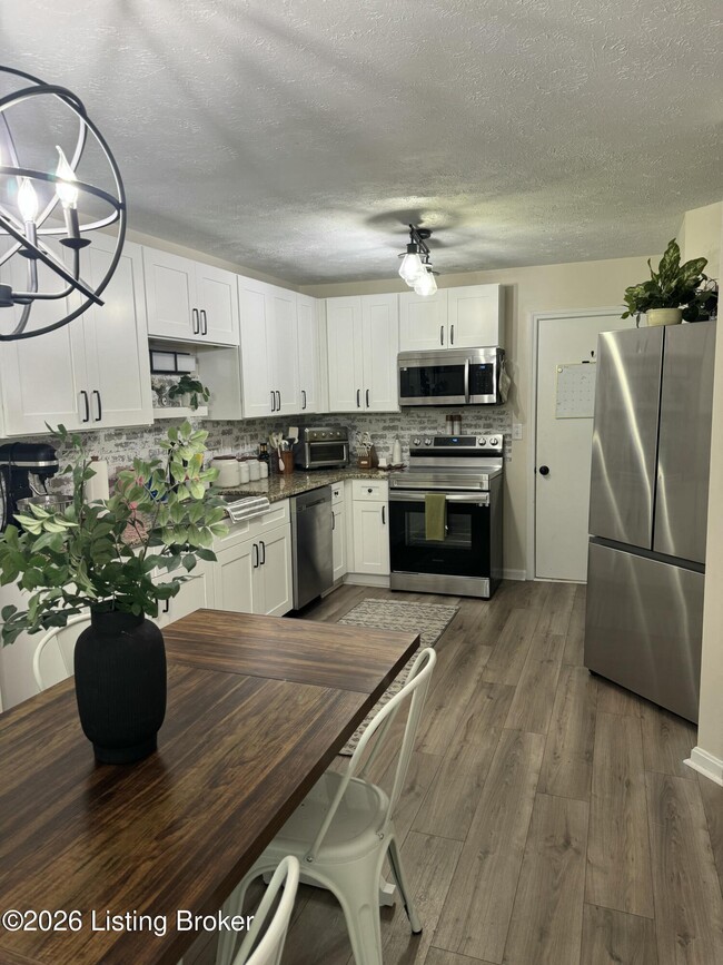 Building Photo - 4110 Hickoryview Dr