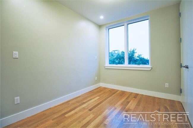 Building Photo - Large 2.5 Bed + LAUNDRY In Unit & Roof Deck!