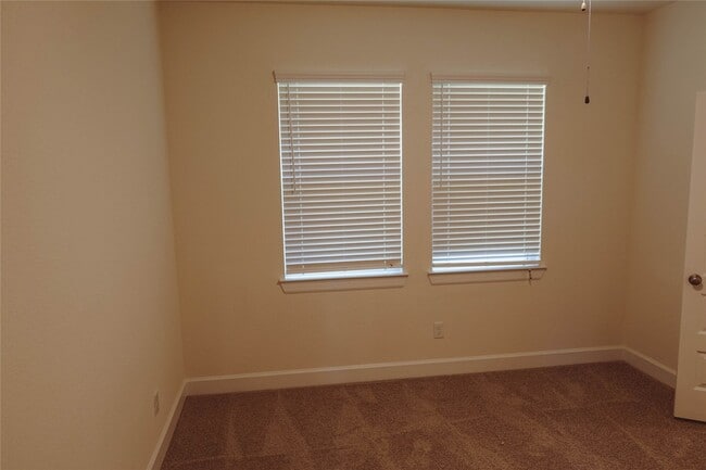 Building Photo - 3352 Vine Ter Trce