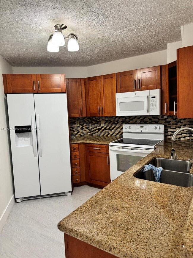 Building Photo - 9427 Fontainebleau Blvd