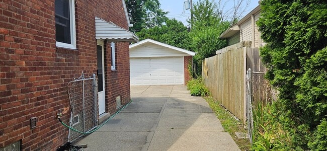 Building Photo - 20665 Beaufait St