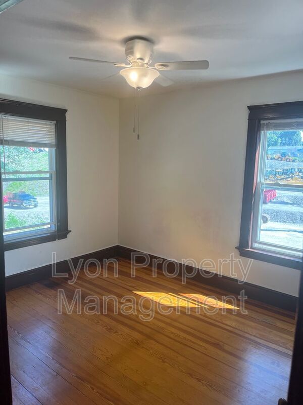 Foto del edificio - 352 Manville Rd