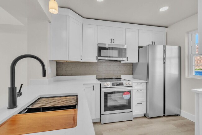 Building Photo - Newly Renovated 2 BR/ 1.5 BA Condo off Eas...