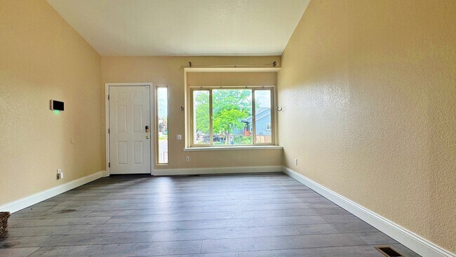 Building Photo - Welcome to this Fantastic 4 Bed 2.5 Bath i...