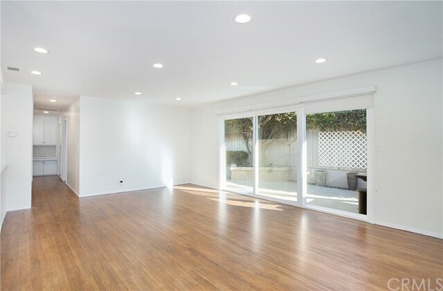 Building Photo - 108 W Avenida Valencia