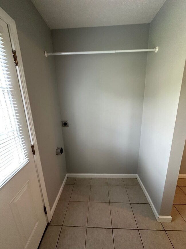 Foto del edificio - House for rent: Four bedroom,One bath, sto...