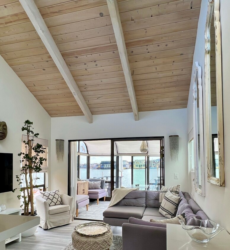 Living room - 10 Issaquah Dock