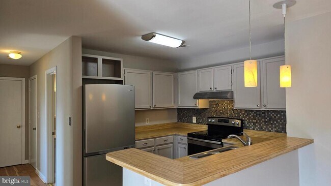 Building Photo - 102 Chesterfield Ln
