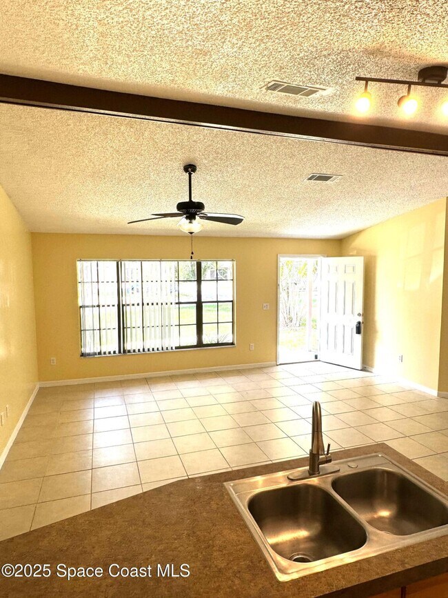 Foto del edificio - 774 John Adams Ln
