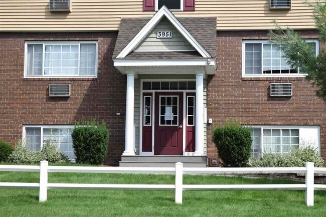 Foto del edificio - 3961 Brown Ave