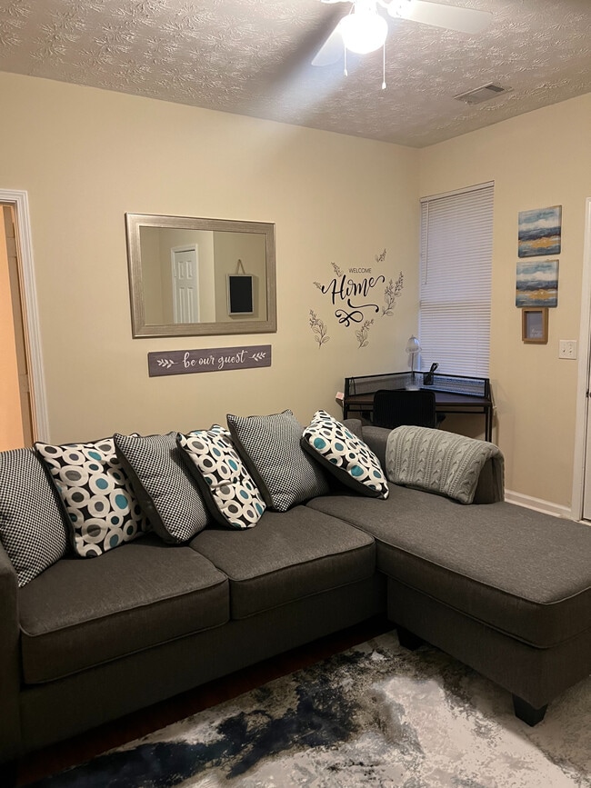 Building Photo - Room in Apartment on Hill Station Ct