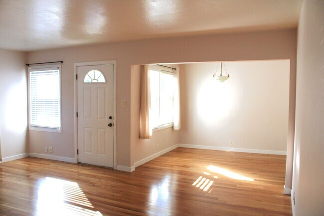 Building Photo - Charming 3 bed 1 Bath Home in Great Santa ...