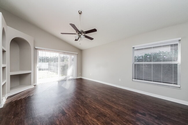 Foto del edificio - 16444 Coopers Hawk Ave