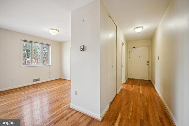 Building Photo - 10423 Montrose Ave #10423, Bethesda, MD 20814