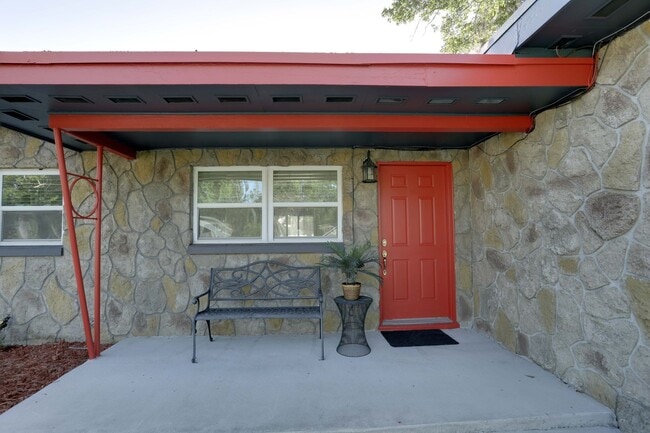 Building Photo - 121 S Triplet Lake Dr