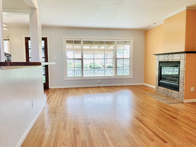 Building Photo - Beautiful 3BD/1BA Home Available in Allied...