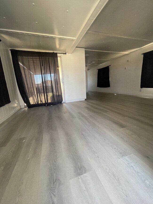 Foto del edificio - 1305 W Benson Ave