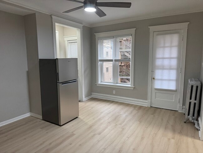 Building Photo - 4363 N Kenmore Ave