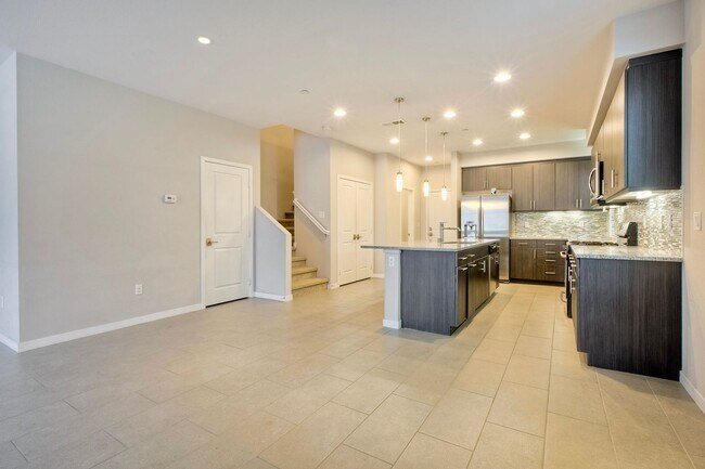 Foto del edificio - 3 Br/2.5 Ba w Loft and 2 car attached gara...