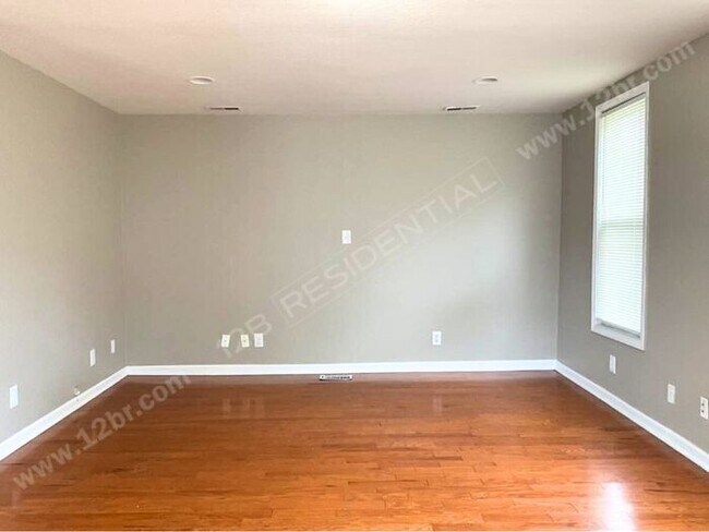 Building Photo - South Toledo 4-Bed Home: Master Suite & Na...
