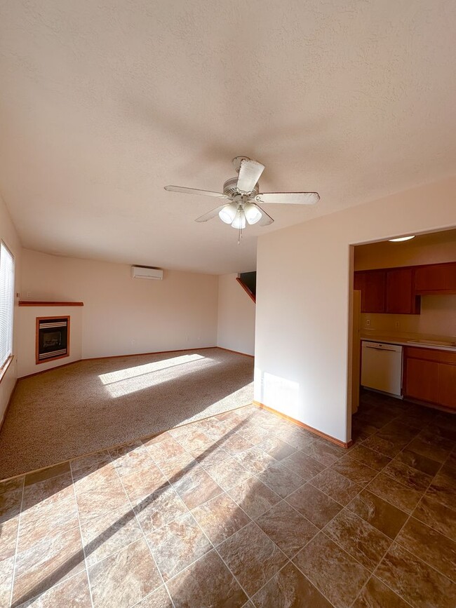 Foto del edificio - Spacious 2-Bedroom Duplex in Desirable Neighborhood