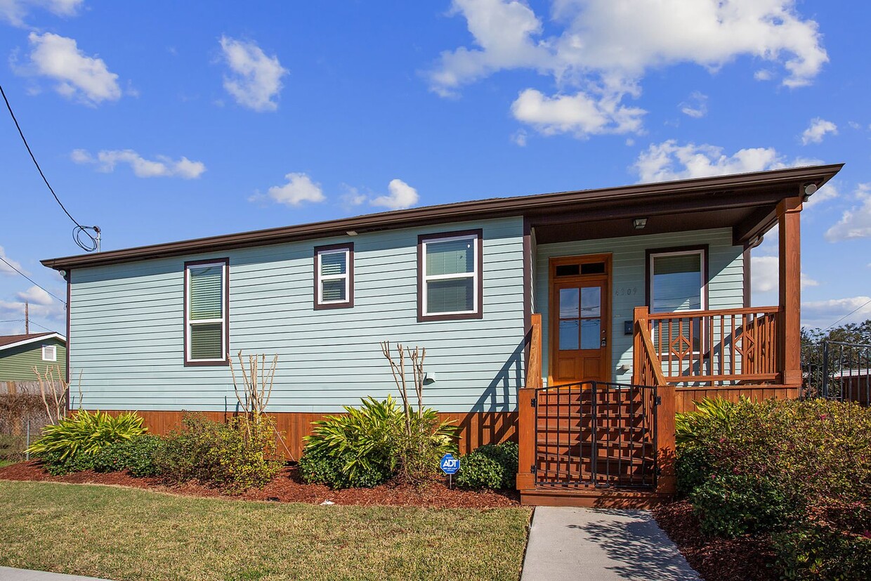 Primary Photo - Better Price! Beautiful Newer Construction...