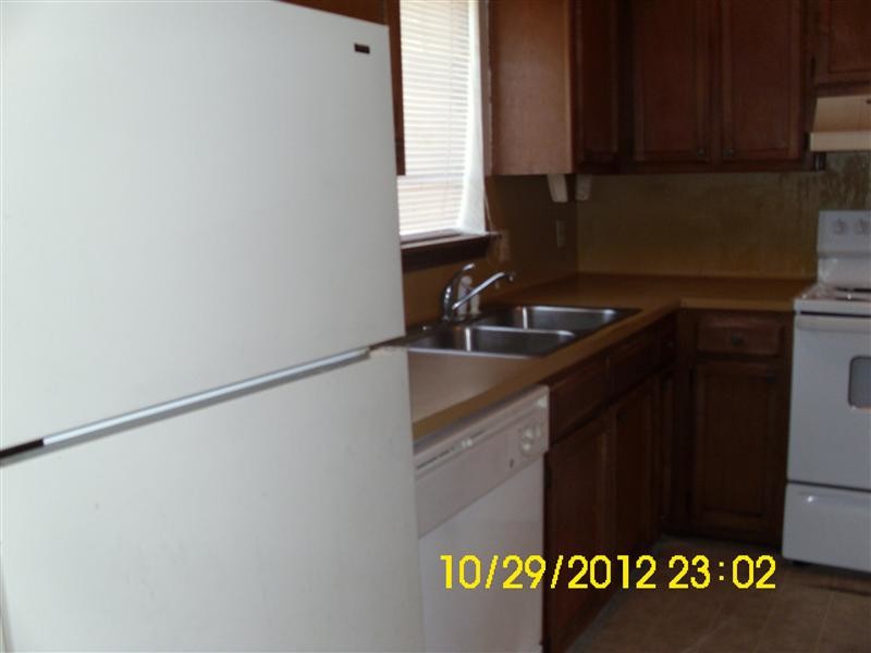 Building Photo - Newly Renovated Large 3 Bedroom Townhouse!