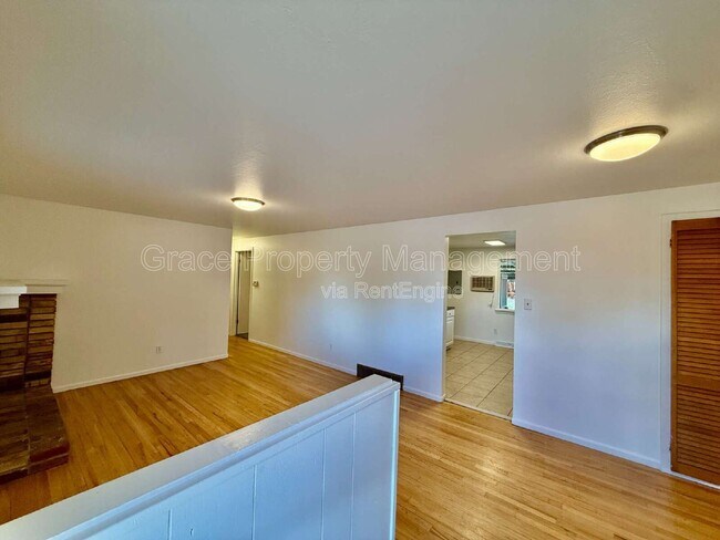 Building Photo - 1125 W 8th Ave Dr
