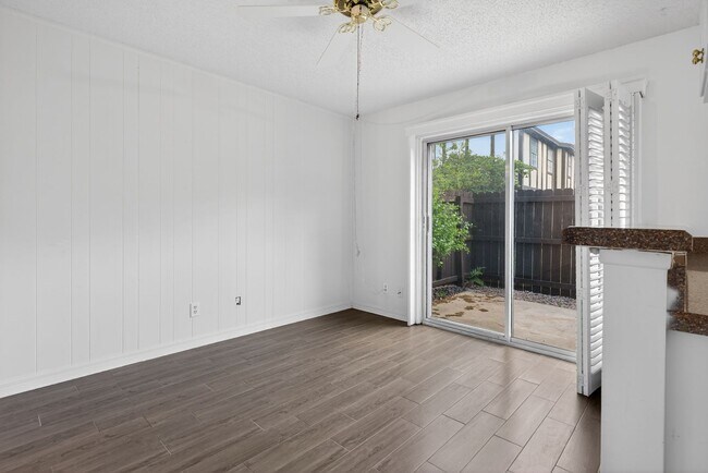 Foto del edificio - Spacious & Exciting Townhome style Condo