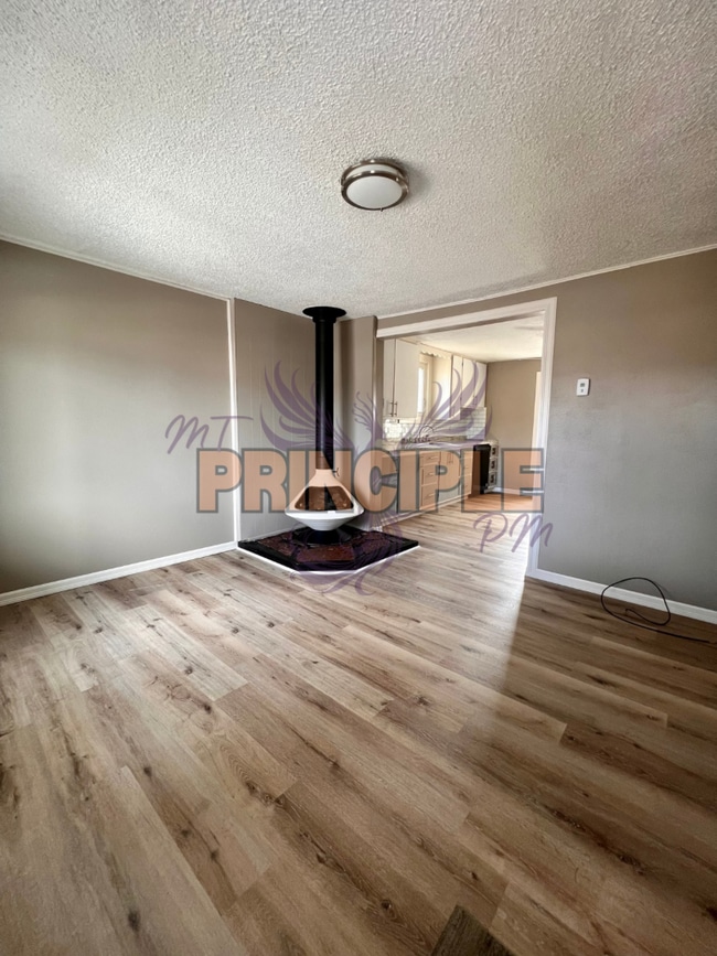 Building Photo - Charming cozy two bedroom house on the flats.