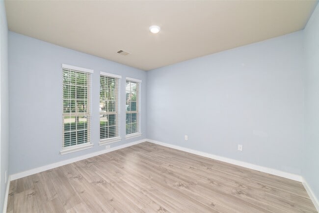 Building Photo - 15615 Whispering Green Dr