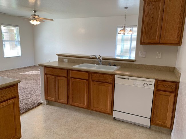 Building Photo - Lovely 2 Bed, 2 Bath in Paseo Del Lago!
