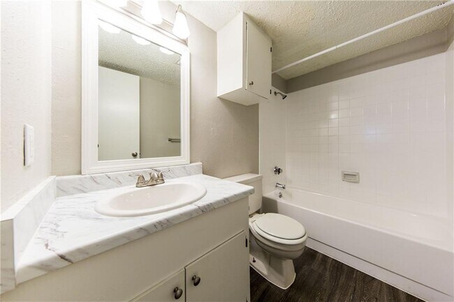 Building Photo - 506 W 37th St