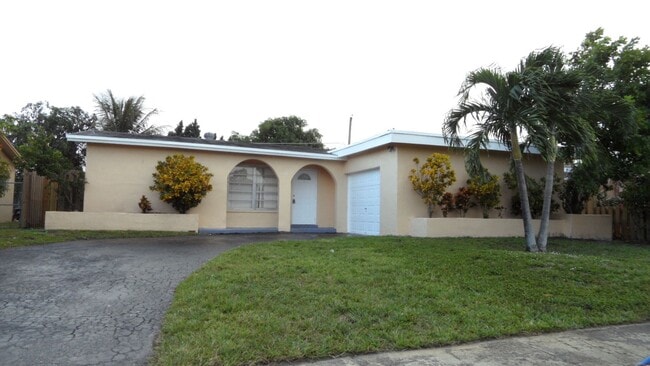 Building Photo - 3BED/2BATH house with Large fenced backyard and split floorplan!