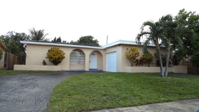 Foto del edificio - 3BED/2BATH house with Large fenced backyard and split floorplan!