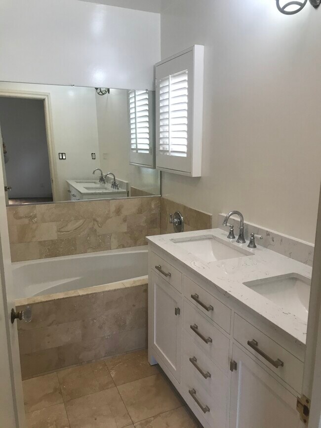 Master Bath with Jacuzzi Tub - 2134 Veteran Ave