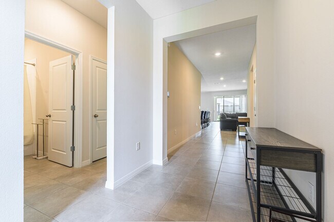 Building Photo - Pet Friendly, Spacious, modern 3 bed home ...