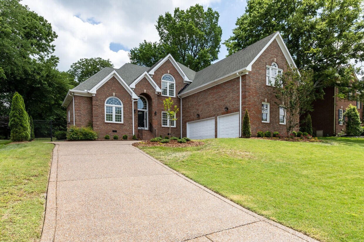 Foto principal - COMING SOON!-- Walk to Kenrose and Ravenwood!