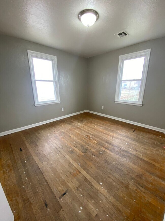 Building Photo - Spacious 3 Bedroom House