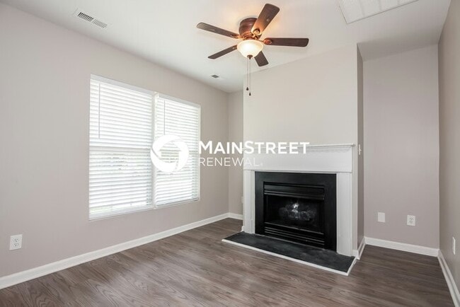 Building Photo - 5949 Hamilton Oaks Dr