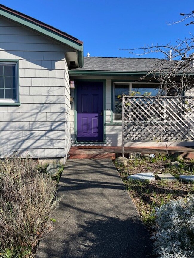 Foto del edificio - 2 Bedroom/ 1 Bath House in Eureka, Single car Garage with Washer & Dryer included!!