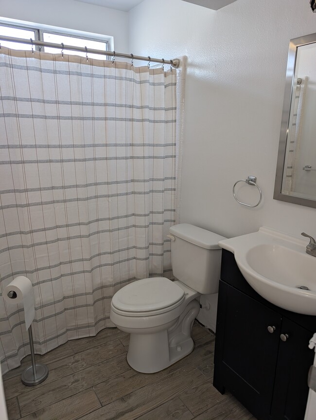 Foto del edificio - 5232 Wilkinson Ave